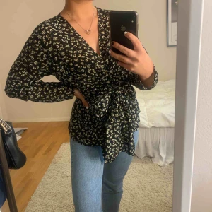  - Super fin blus från Betsey Johnson! Storlek M men passar både xs/s som jag har. Går omlott och så knyter man själv på framsidan
