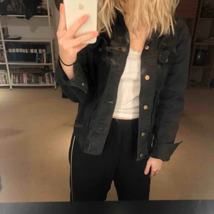  - Svart Jeansjacka från lee. Perfekt till våren eller vintern om man har någonting under.