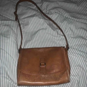  - Säljer min snygga bruna väska, köpt för 230kr. Budet börjar på 80 och frakten ligger på cirka 59kr🧡