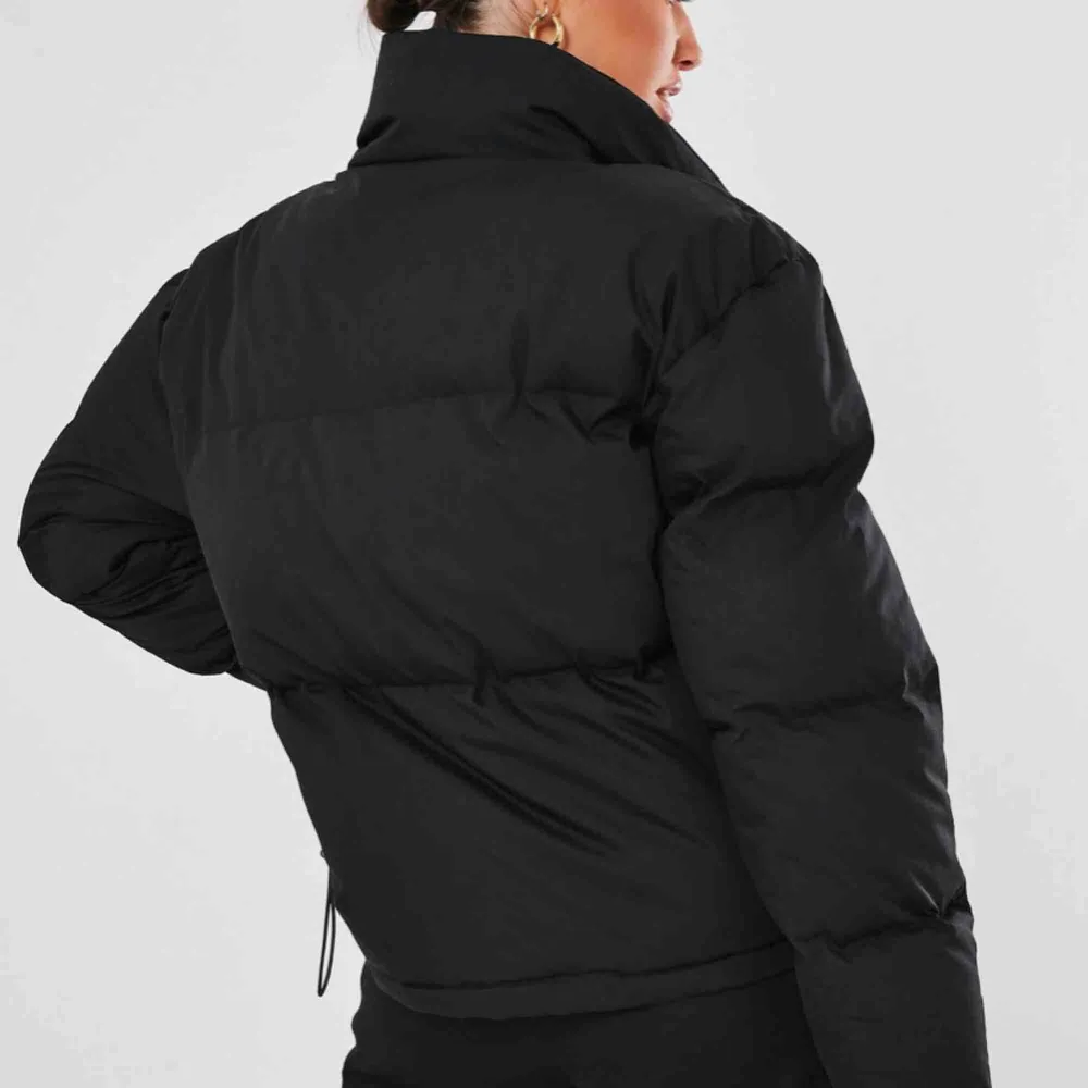 Säljer denna sprillans nya, coola puffer jacket!✨ Den är helt oanvänd med lapp kvar! Beställde fel storlek och är försent att lämna tillbaka... Ordinarie pris 700kr!!. Jackor.