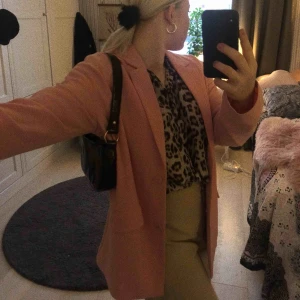  - Säljer denna kappa/ kostym från monki i rosa med knappar 
