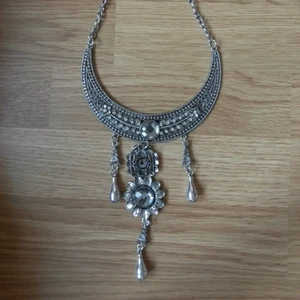  - Stort halsband med fina pärlor på aldrig använd