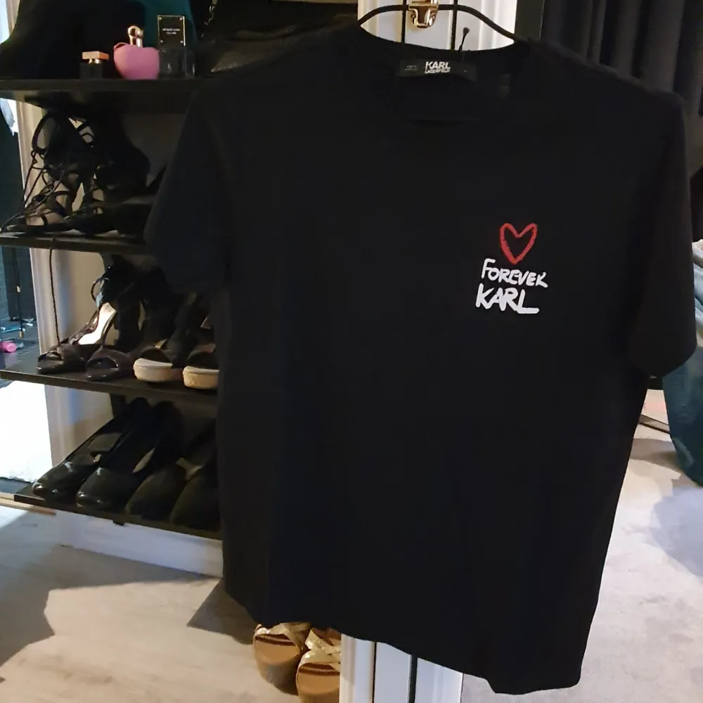 Perfekta julklappen! Säljer två helt nya Karl Lagerfeld    tshirt. Den med text på ryggen och hjärtat fram stl M. Den med vit logga, stl S. 500 kr st inkl. Nypris 799 kr st. Tags på båda.. T-shirts.