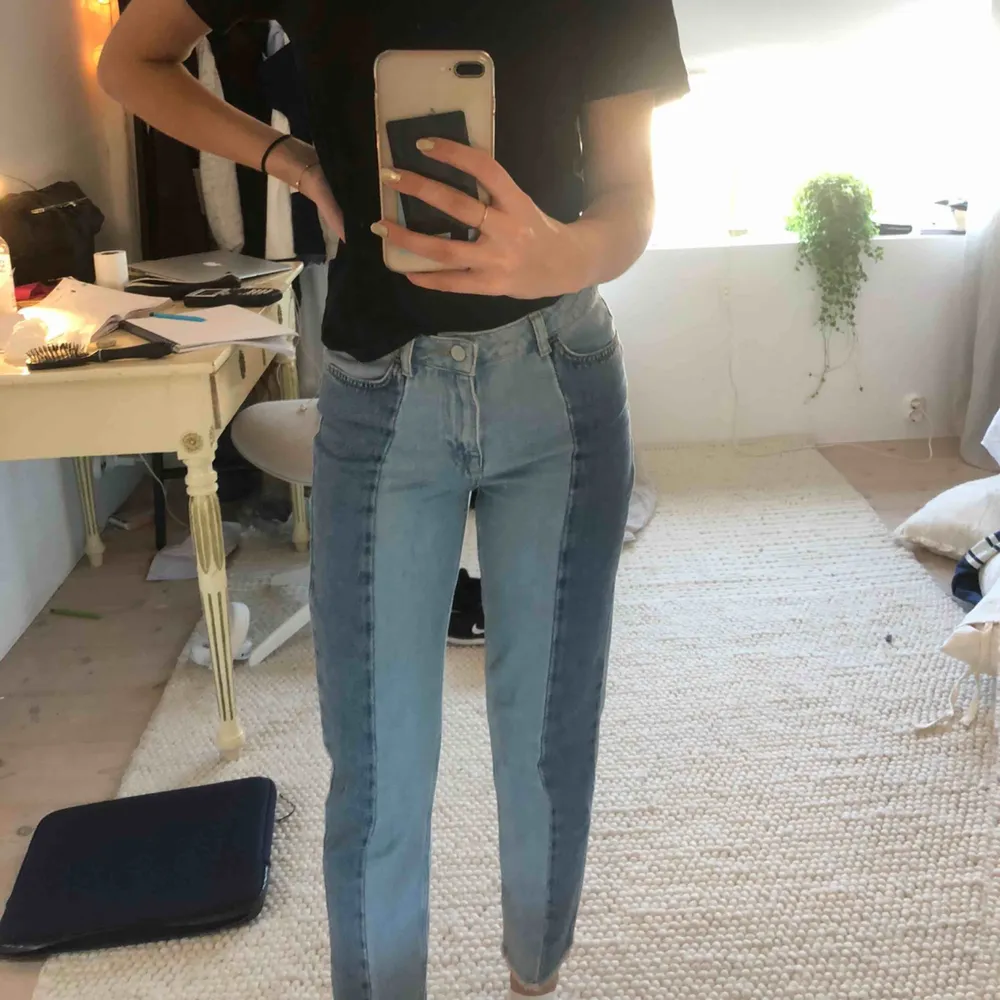 Säljer mina supersnygga jeans från Nakd. Helt nya, endast använda någon enstaka gång. Brukar variera mellan storlek s och xs i byxor och dessa sitter verkligen helt perfekt. Tyvärr är de inte riktigt min stil längre och kommer aldrig till användning.. Jeans & Byxor.