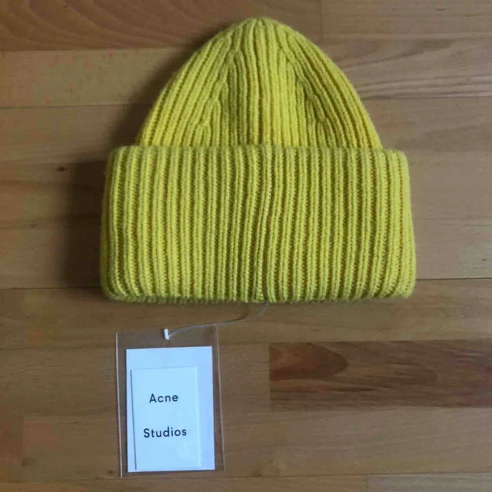 En gul Acne Studios Pansy Wool Beanie! Skickas spårbart på begäran. Möts i Göteborg eller frakt. Du får avgöra skicket själv, skickar gärna fler bilder 💛 Tack. Accessoarer.