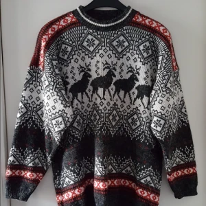  - Vintage stickad tröja, står ej storlek men ca som M/L skulle jag säga. Fraktkostnad blir 110kr.