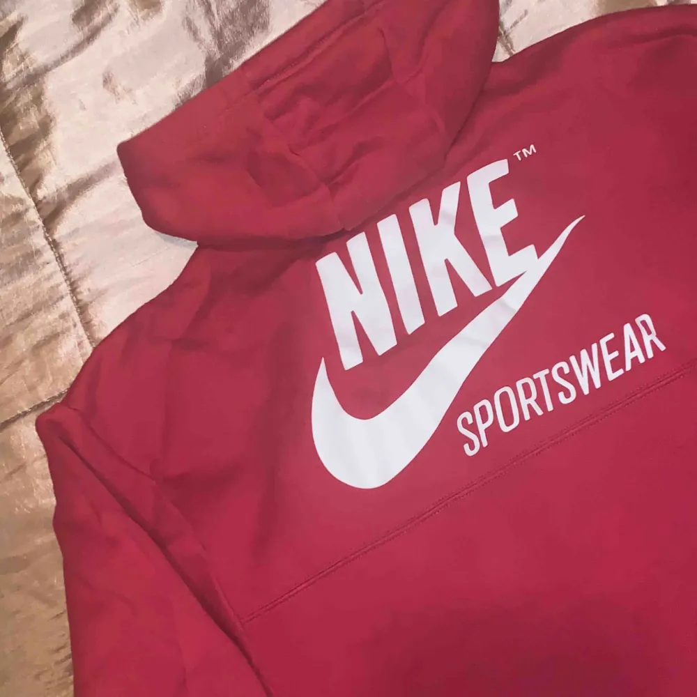 Nike crop tröja i storlek xs använd några gånger, jättefint skick. Hoodies.