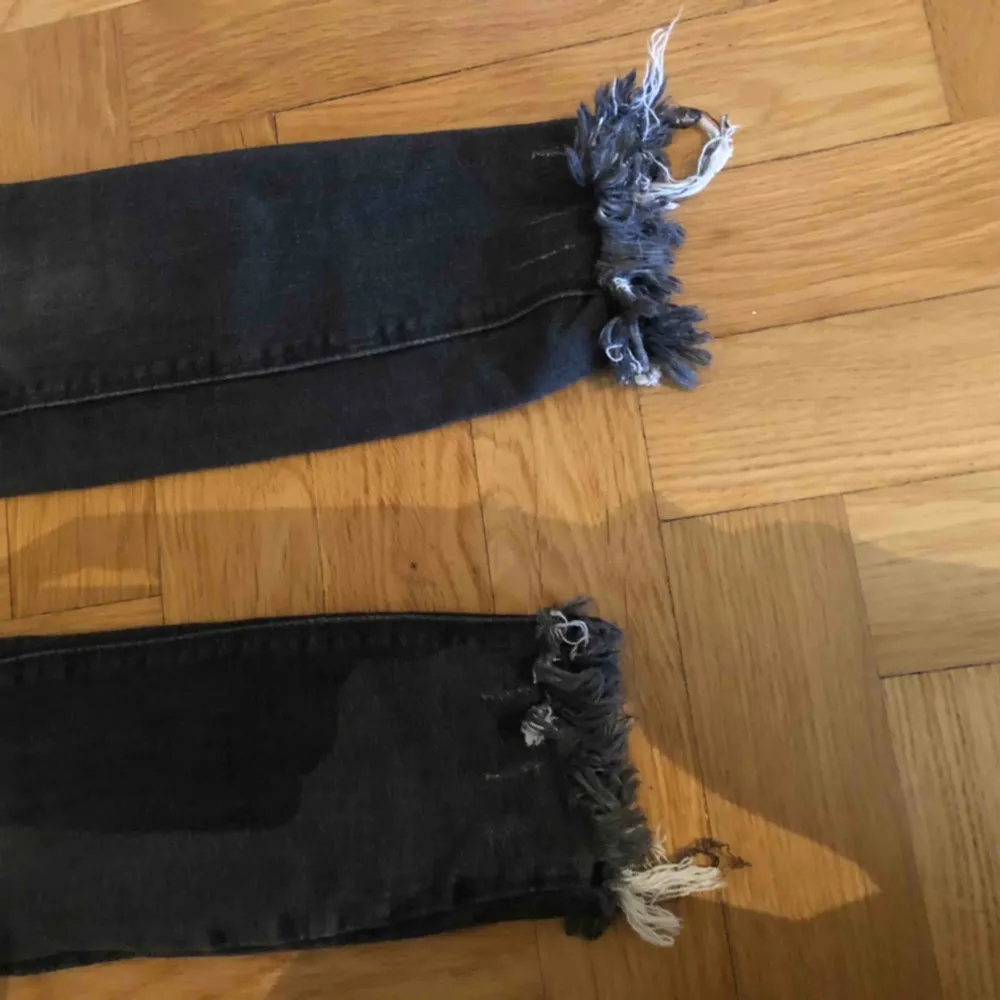 Superfina mörkgråa jeans från Zara med slitningar. Storlek 34 vilket motsvarar en xs. Frakt tillkommer. Jeans & Byxor.