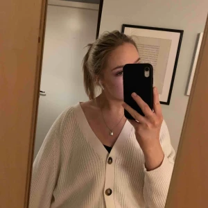  - Jättefin stickad kofta från monki använd en gång