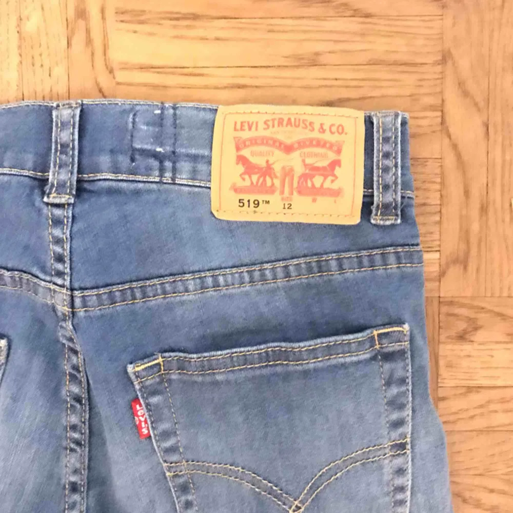 Ett par jeans från Levis. Använda ett få tal gånger (ksk 2 gånger). Säljer på grund av att de aldrig kommer till användning. Pris kan diskuteras. (Frakt inkommer.) ☺️🦋 buda!! . Jeans & Byxor.