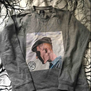  - Säljer nu min Dickieströja med ett coolt Kapten Röd tryck från hans äldre album!  Tröjan är i bra skick! Frakt tillkommer på 89:- 