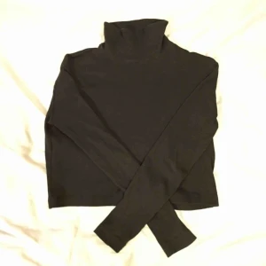  - Svart, ribbad, lite kortare polo 🌟