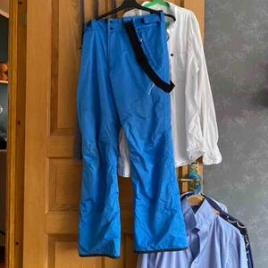  - Termobyxor storlek S, är som en liten M! Använda ca 4ggr, man kan göra det tajtare och lösare i midjan. Hängslen följer med som man kan ta av. 