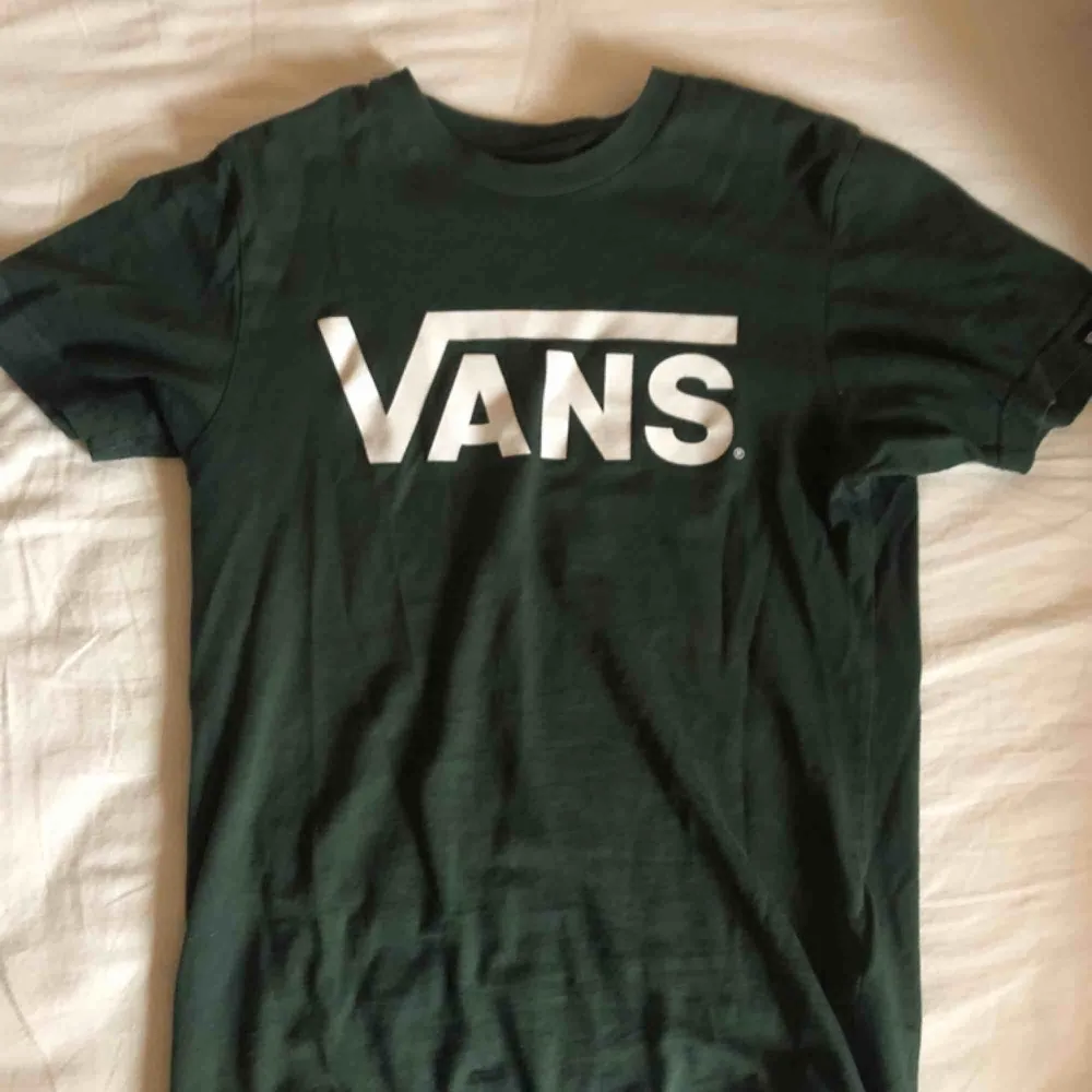 Snygg mörkgrön t-shirt från Vans i strl XS. Fint skick. Priset är exlusive frakt men kan förhandlas. . T-shirts.