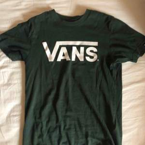 Snygg mörkgrön t-shirt från Vans i strl XS. Fint skick. Priset är exlusive frakt men kan förhandlas. 