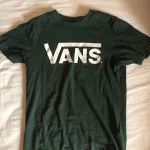  - Snygg mörkgrön t-shirt från Vans i strl XS. Fint skick. Priset är exlusive frakt men kan förhandlas. 