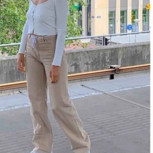  - Säljer dessa jättefina beige jeans från Monki i modellen ”Yoko”. Fraktpris: 60kr
