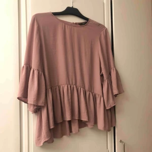  - Gullig och fin ljusrosa topp. Väldigt stor i storleken skulle nog säga att det är som en L