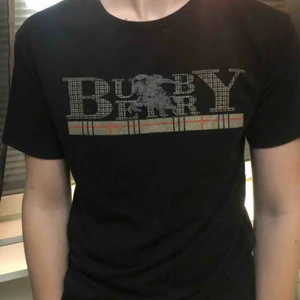  - Äkta burberry T-shirt, sparsamt använd, fraktar men köparen står för frakt🥰