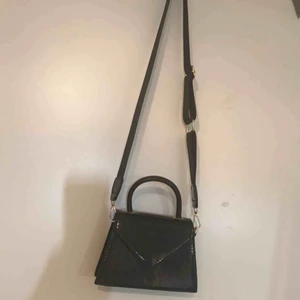  - Supersöt lack väska från boohoo oanvänd! Lappar kvar🖤