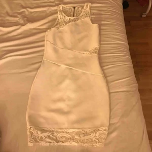  - Vit student klänning från nelly