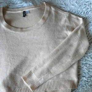 - Beige stickad tröja