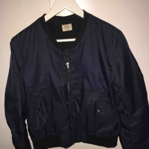  - Blå tunn bomberjacka, går att matcha med allt