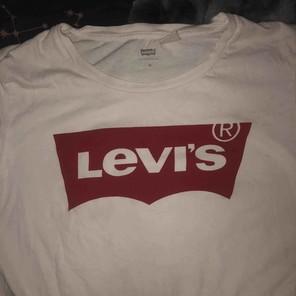 Originellt Levis T-shirt ❤️❤️❤️ använder inte längre. Kan frakta eller mötas upp Lund, malmö eller hörby . T-shirts.