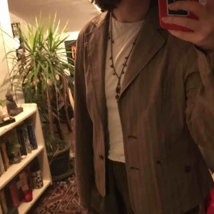  - Stilig ljusbrun randig kavaj som inte kommer till användning. Står inte storlek men skulle gissa på S