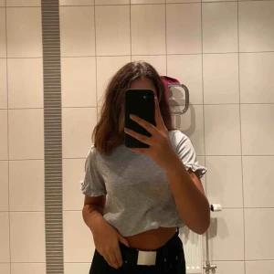  - Grå t-Shirt från HM. Nästan oanvänd. Köparen står för frakt!💋