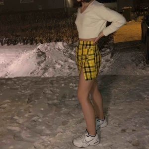  -   90s inspirerad kjol med supersnygg slits som tyvärr inte kommer till användning. Frakt tillkommer.