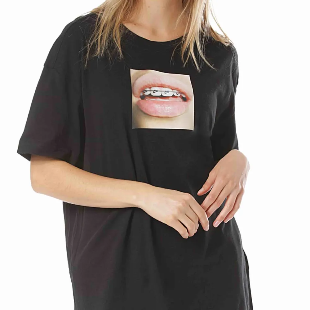 Suuupersnygg & cool nike-tröja i VIT, kom aldrig till användning. Strk S men är en oversize modell💖🥺💖🥺🤩✨. T-shirts.