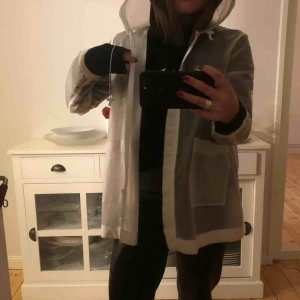  - Cool regnjacka från Zara, Limited Edition. Upplever den för liten :( 