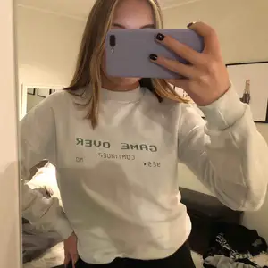 Säljer denna supeeer snygga sweater/tröja från na-kd!!! Den är i toppen skick! På de två första bilderna är tröjan lite uppvikt, på sista bilden ser du hur den ser ut nedvikt. Köparen står för frakten!🤩💞🙌🏼