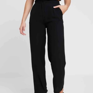  - Svarta högmidjade kostymbyxor med band runt midjan. Lösa vid ankeln. Använd 1 gång. I topp skick. Passar till det mesta