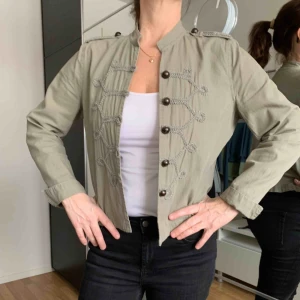  - As snygg oversized militärgrön jeansjacka. Unika detaljer på framsida av jackan som gör den speciell. Skitsnygg över en hoodie. Perfekt till som vår/sommar jacka🤩