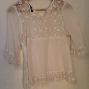  - Super söt blus. Använd 1 gång.