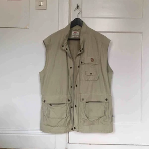 Fjällräven väst - Fiske väst från fjällräven i fint skick. Passar typ M/L bra om man gillar oversized stilen. Har en liten vit färgfläck på ryggen men märks knappast.
