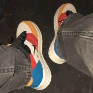  - Säljer nu mina Nike air force 1 då dem inte används så mycket! Väldigt bra skick, ordinarie pris 1300kr . Frakten ingår i priset🥰