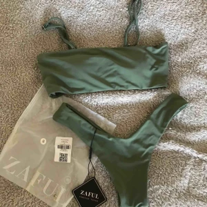  - BUDA!! Trendig, snygg, grön bikini i strl S från Zaful. ALDRIG använd, endast testad en gång med trosor under!!! Buda över 150kr. Säljer eftersom jag har M i trosor och de som kan mötas är meriterande⚡️ LEDANDE BUD: 160kr inkl frakt