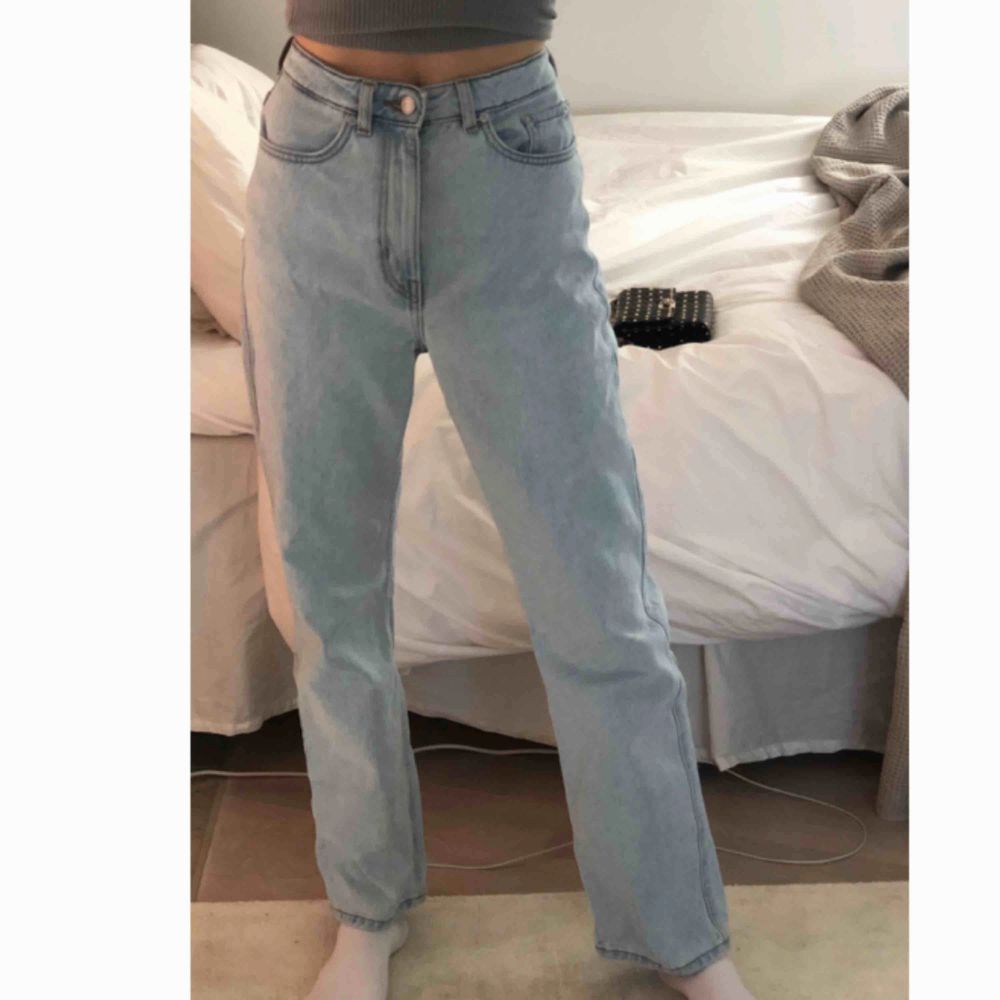Weekday jeans i modellen row.  Bra skick.    Passar nån som är ca 170cm. Jeans & Byxor.