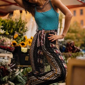  - SÖKES! Vart kan man köpa byxorna + nätgrejen hon har över sin outfit? snälla hjälp en i nöd även TIPS mottages om var de köps om du ej har dem att sälja 🙏❤️ Miljoners tack! 