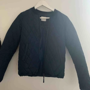  - Marinblå bomberjacka från Vero Moda. Pytte lite nopprig vid kragen men de är inget som syns. Frakten får köparen stå för ☺️