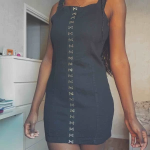  - Riktigt edgy hängselklänning (60kr frakt ) 📦 (passar även som en storlek M)