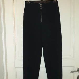 Kostymbyxor från Only  - Supersköna kostymbyxor från Only i storlek XS med dragkedja fram. Jag själv tyckte att de var stora i midjan och har därför sytt in dem lite, men detta är jättelätt att sprätta bort ifall man önskar. Skriv gärna ifall ni har några frågor❤
