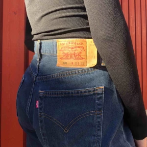  - Ett par mörkblå jeans från Levis. De motsvarar storlek L men modellen på bilden är en S som har stylat med skärp. Byxorna passar alla storlekar beroende på vilken passform man vill ha. 🤩🥰