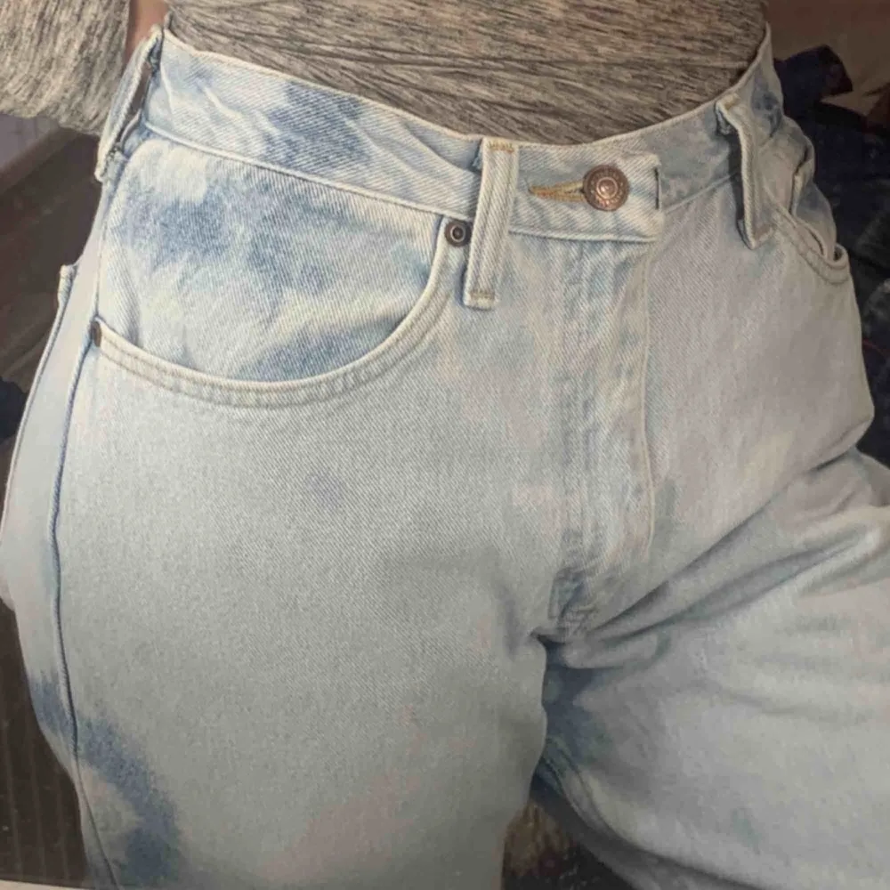 Det går bra att be om andra bilder, jag kan inte ändra dem på annonsen. Unika vintage wrangler jeans. Ljusblå med mörka prickar typ. Jättebra skick. Högmidjade/ mid waist. Räcker till marken, jag är 175cm lång. . Jeans & Byxor.