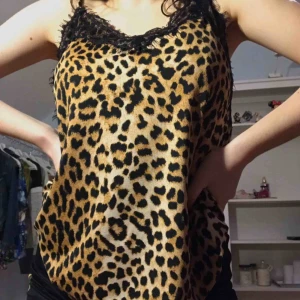  - Leopardmönstrat linne från Amisu (new yorker) med justerbara band!