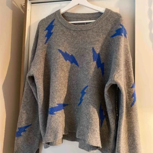  - Säljer min kashmir tröja från Zadig voltaire. Jättefint skick och så himla skön!! (Nypris ca 4000) Köptes förra hösten🙌🏼