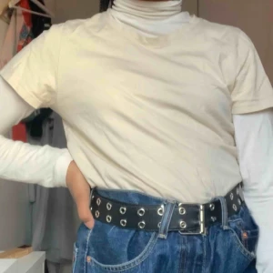 - En basic Beige tröja i bra skick. Väldigt bra kvalite, med inga fläckar eller brister. Sitter ganska tajt. Korta ärmar.